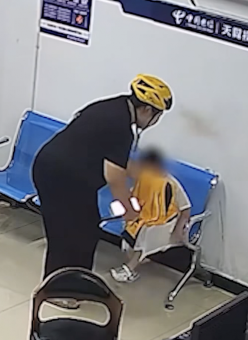 女送餐员雨中携子求助警局 暖警帮换湿衣照看孩子获赞