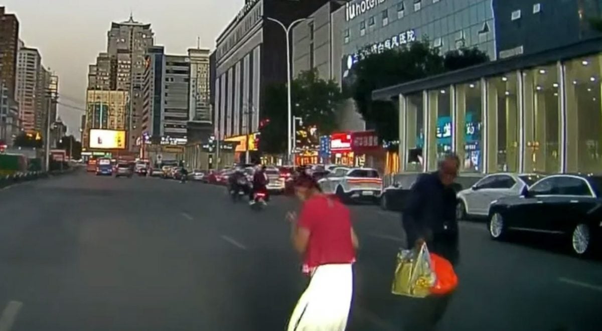 好心停车搀扶老伯过马路 女司机莫名被扇眼镜飞掉