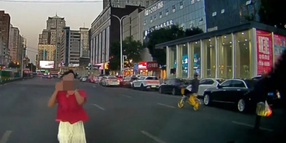 好心停车搀扶老伯过马路 女司机莫名被扇眼镜飞掉