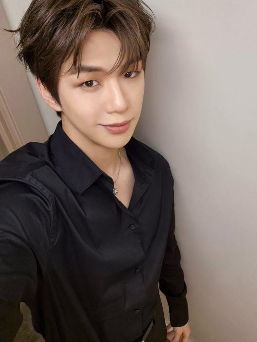 姜丹尼尔美巡遭洗劫 周边T恤竟穿在流浪汉身上