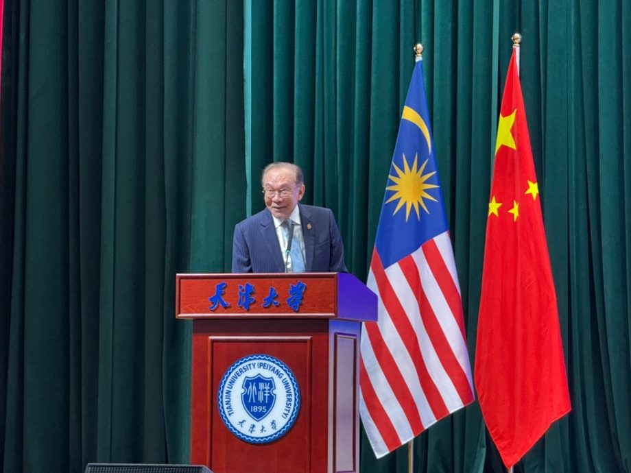 安华天津大学演讲 以中文念出“和而不同”形容马中关系