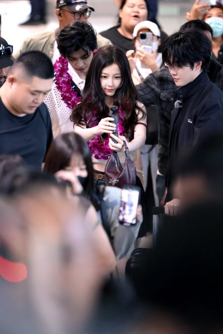 家族争议缠身代言直播喊卡 虞书欣现身机场赴泰录团综