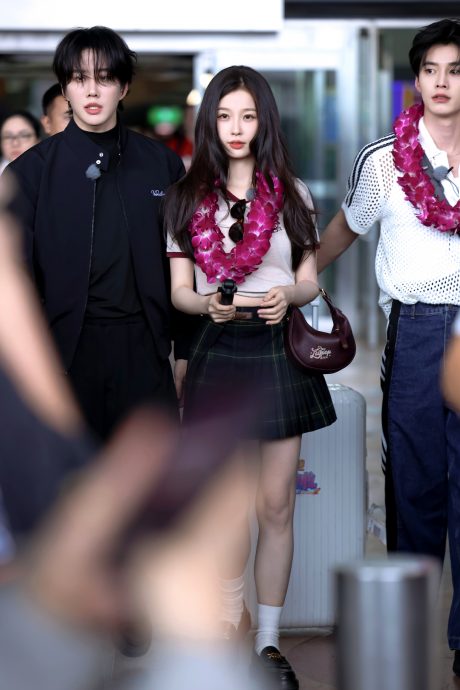 家族争议缠身代言直播喊卡 虞书欣现身机场赴泰录团综