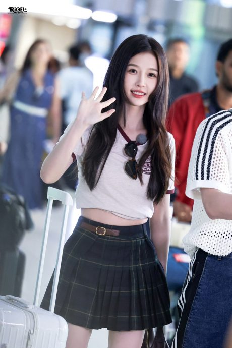 家族争议缠身代言直播喊卡 虞书欣现身机场赴泰录团综