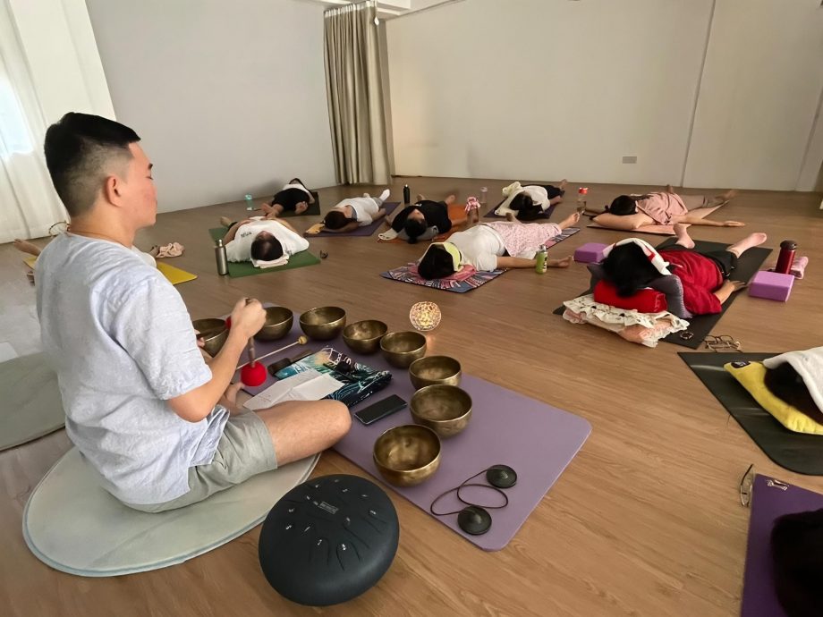 封底主文∕压力时代的温柔回应 颂钵音疗让心安顿