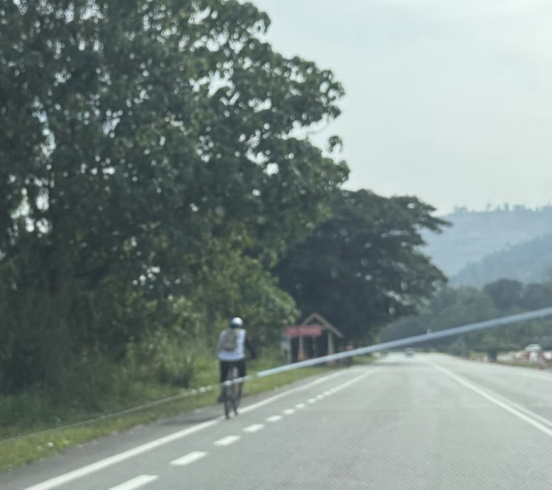 封面-大都会:脚车队云顶山路骑行 轿车司机吓破胆/13图