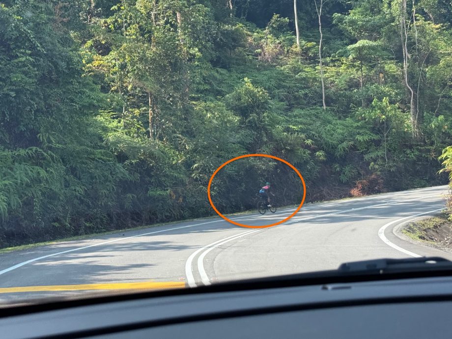 封面-大都会:脚车队云顶山路骑行 轿车司机吓破胆/13图