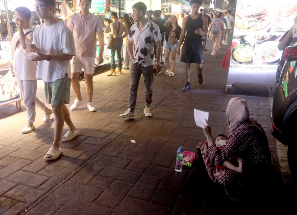 封面-大都会／阿罗街涌现外籍乞讨者／8图