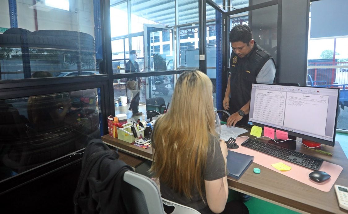 封面∕涉嫌违规 包括操纵价格 反贪会查轮胎行业