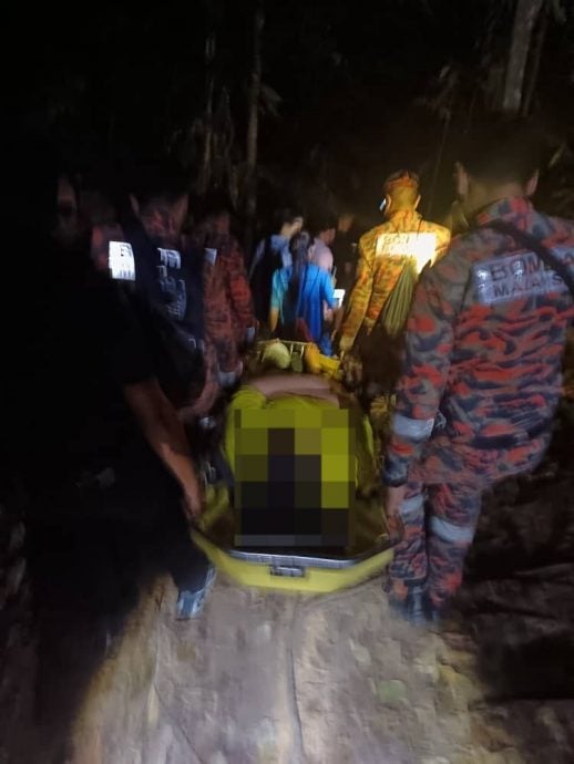 少女登红土坎300山扭伤脚 消拯员两小时护送下山