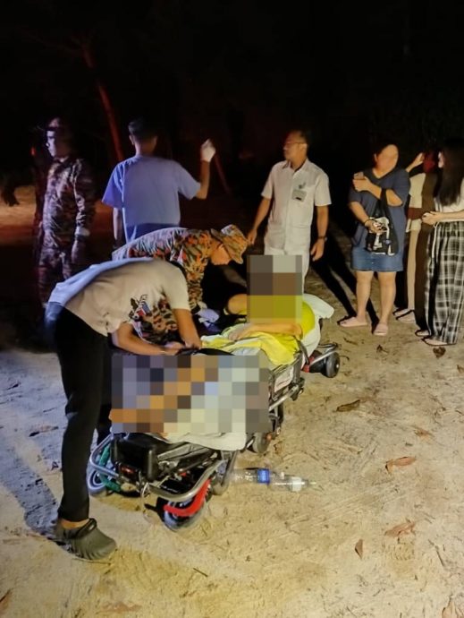 少女登红土坎300山扭伤脚 消拯员两小时护送下山