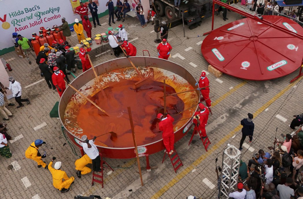 尼日利亚厨师烹制8780公斤乔洛夫饭创新猷