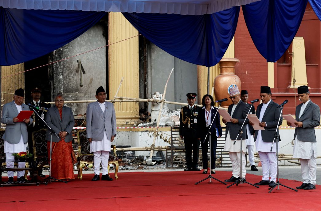 尼泊尔临时政府阁员宣誓就任