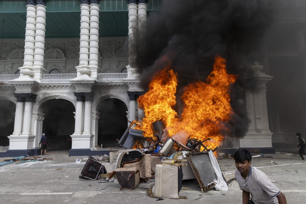 尼泊尔总理出逃 加德满都多处纵火燃烧,状况紧急