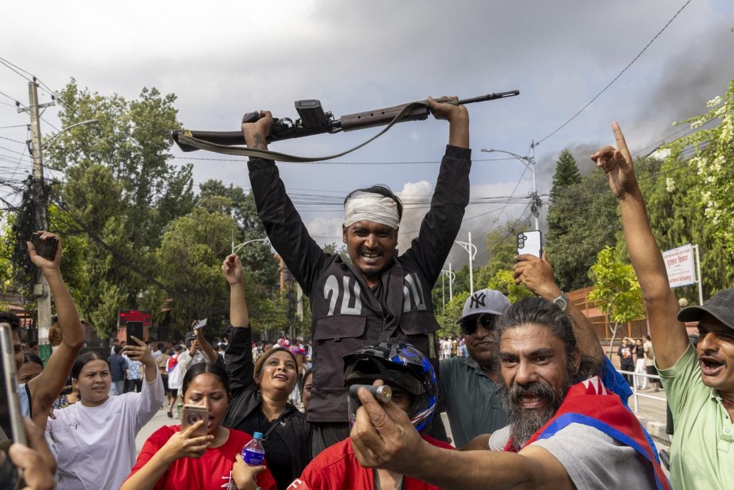 尼泊尔总理出逃 加德满都多处纵火燃烧,状况紧急