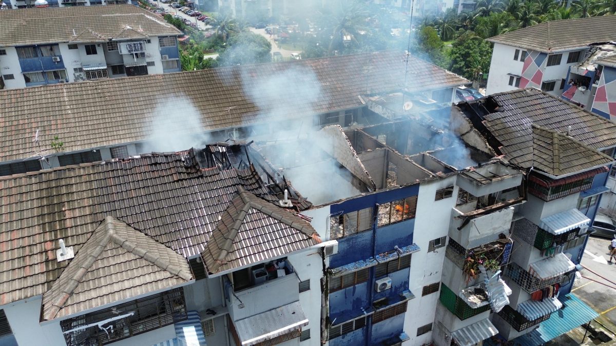 峇都喼组屋六单位大火 三间全毁屋顶烧穿
