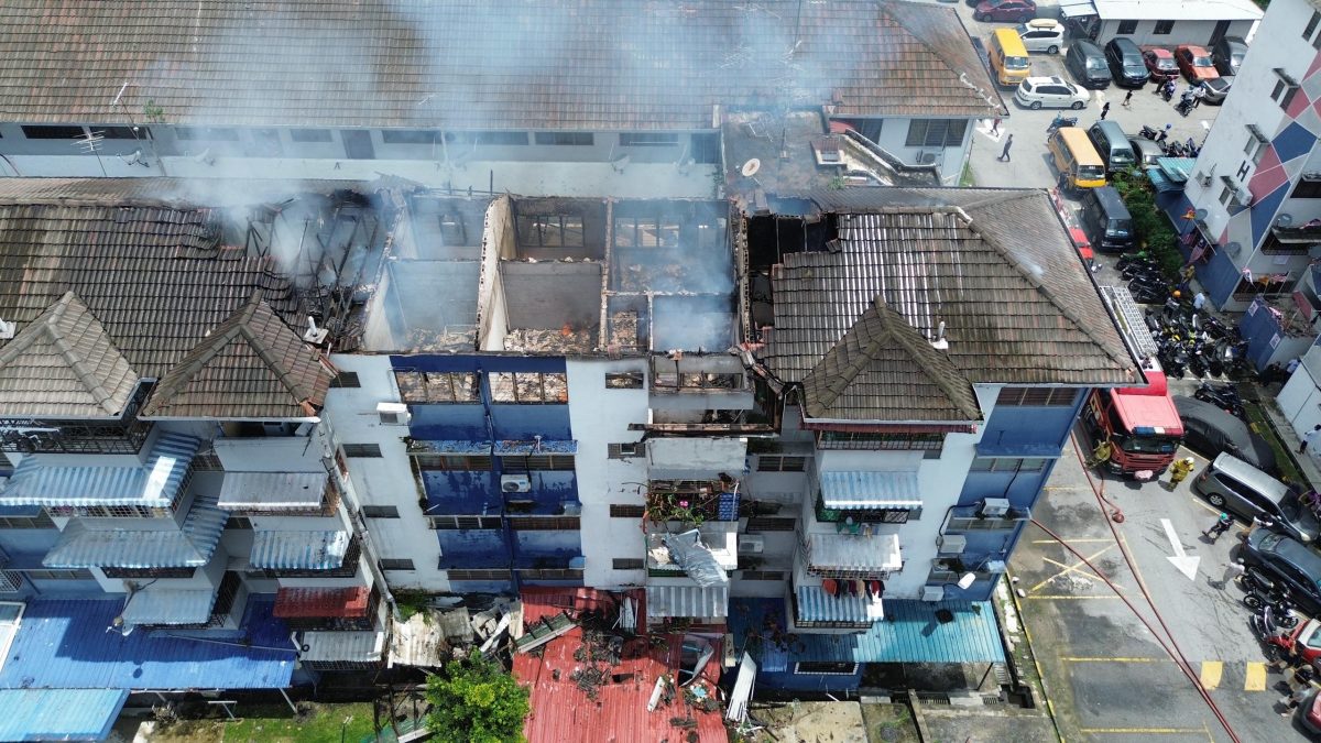 峇都喼组屋六单位大火 三间全毁屋顶烧穿