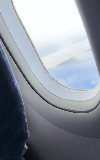 川女拍片炫“第N次带打火机登机” 舱内点火 官方急查安检漏洞