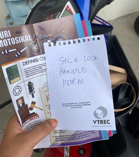 巡警手写便条提醒锁摩托 暖心举动感动网民