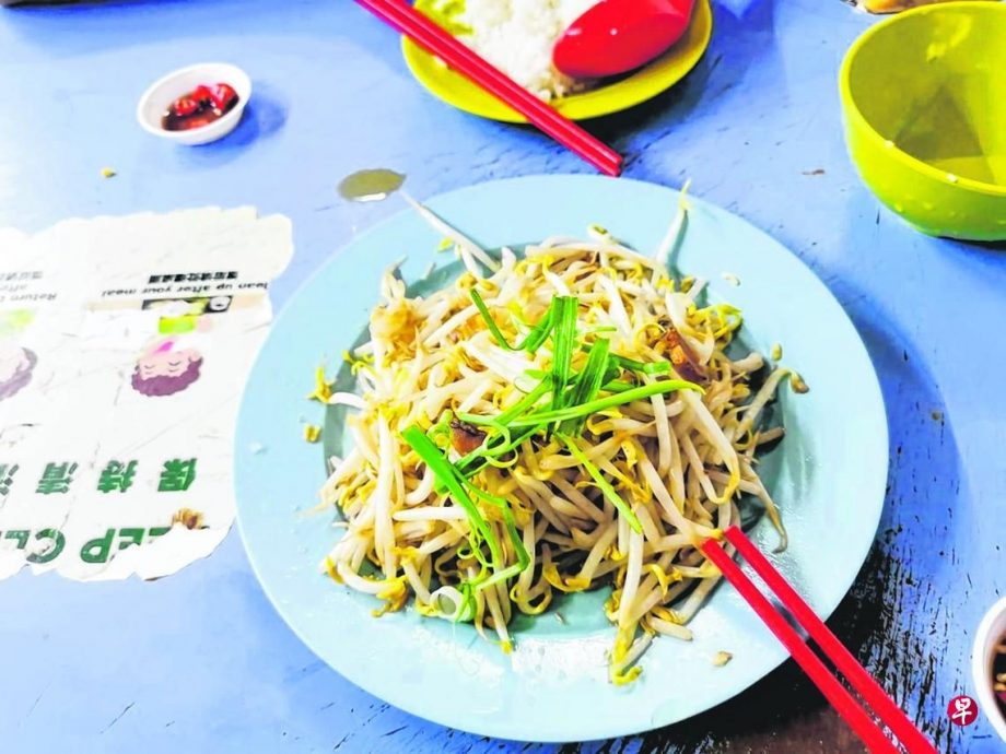 *己签发*柔:狮城二三事:咸鱼豆芽要价32令吉 狮城阿叔喊贵 摊贩指成本高