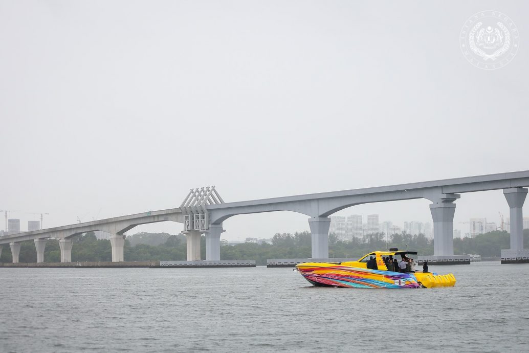 已签发 全国：国家元首苏丹依布拉欣驾驶快艇视察柔州水域