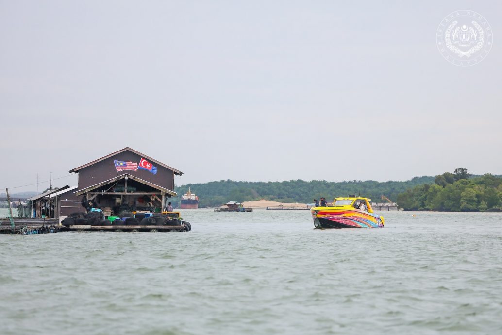 已签发 全国：国家元首苏丹依布拉欣驾驶快艇视察柔州水域