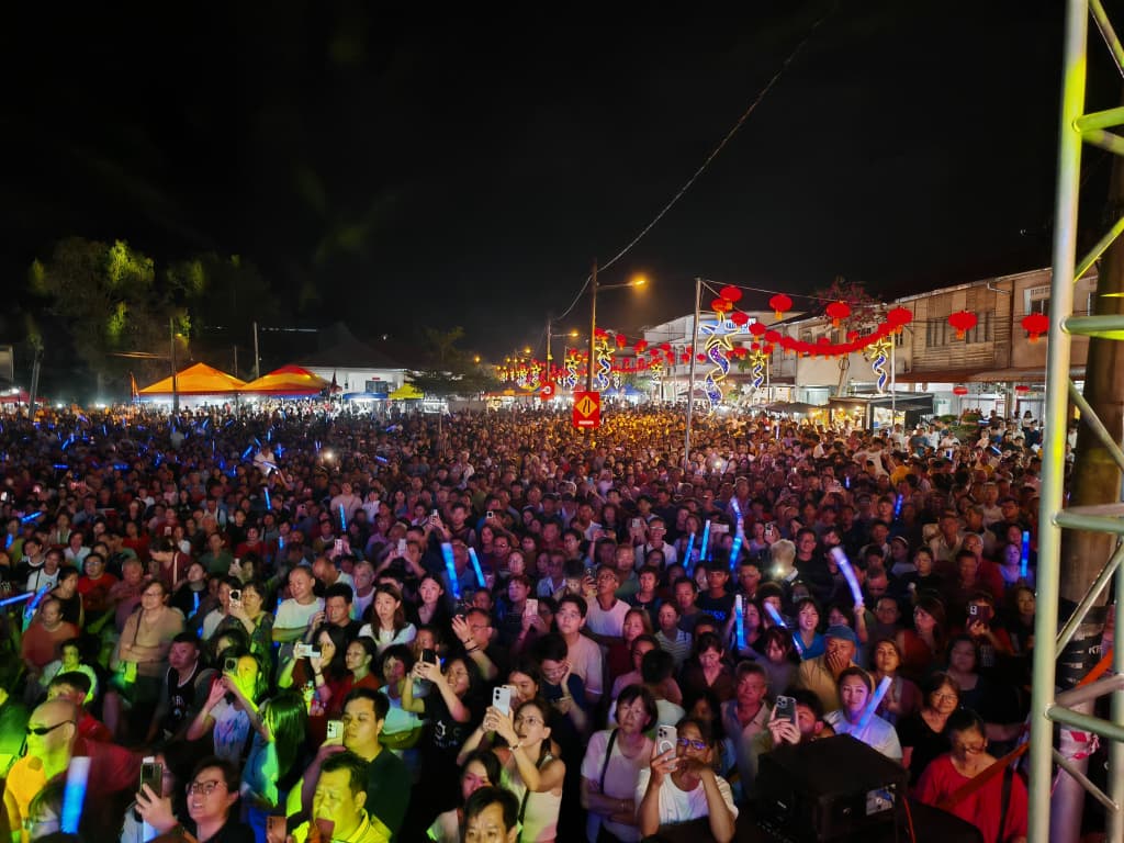 已签发 全国:新村庆中元歌台创新象,像是万人露天演唱会