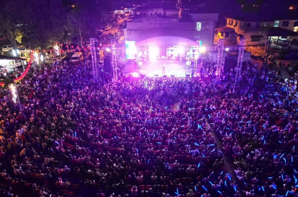 已签发 全国:新村庆中元歌台创新象,像是万人露天演唱会