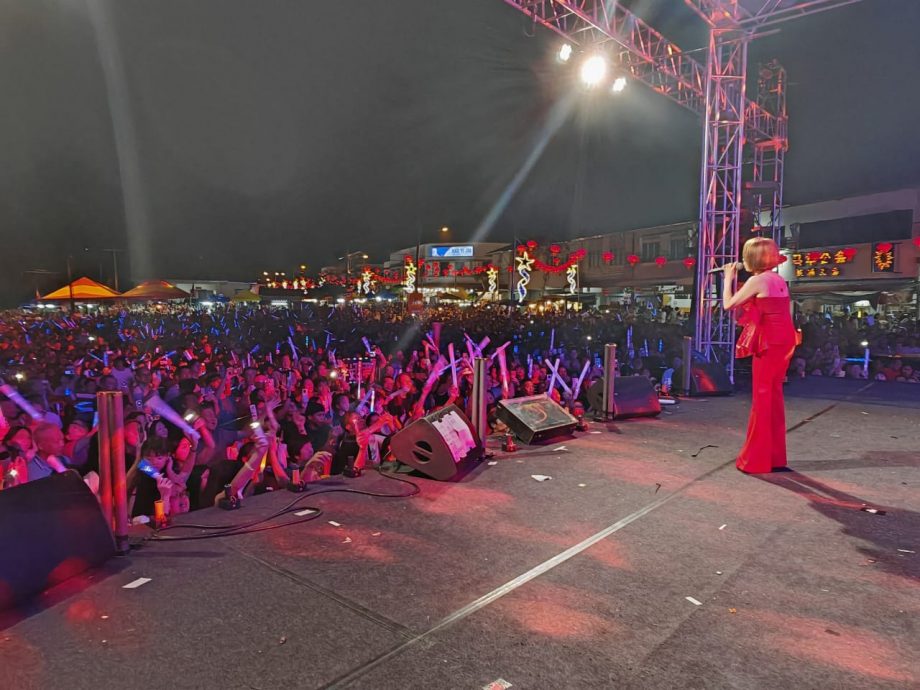 已签发 全国:新村庆中元歌台创新象,像是万人露天演唱会