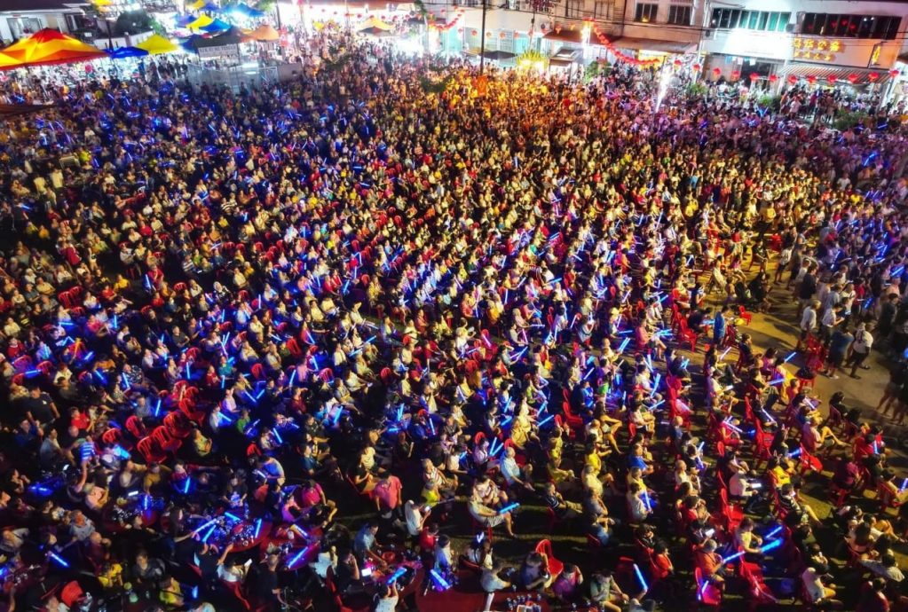 已签发 全国:新村庆中元歌台创新象,像是万人露天演唱会