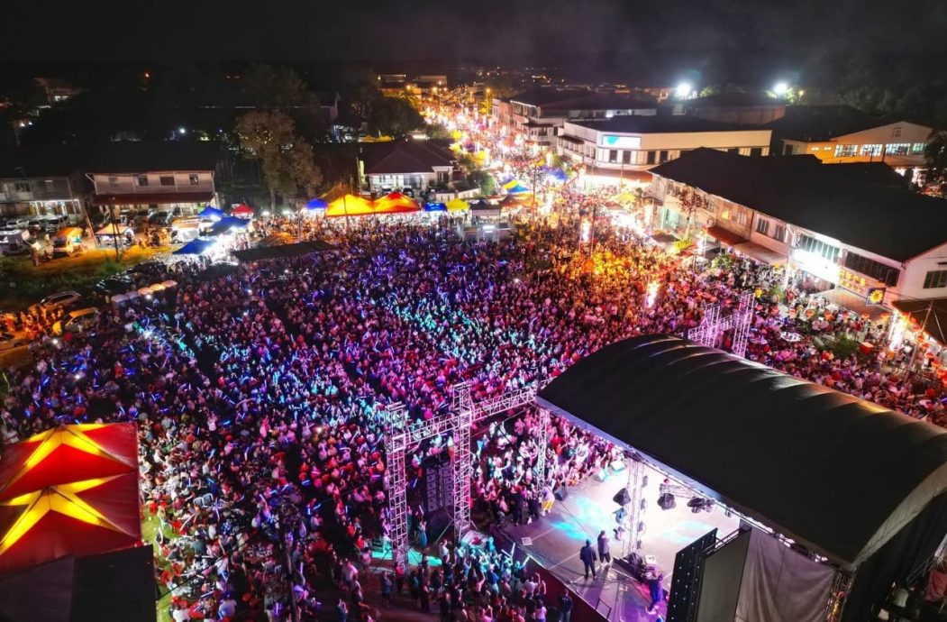 已签发 全国:新村庆中元歌台创新象,像是万人露天演唱会