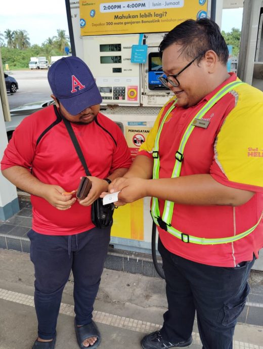 已签发 柔：BUDI 95 | 全面上路首日 油站职员忙讲解