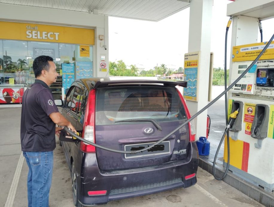 已签发 柔：BUDI 95 | 全面上路首日 油站职员忙讲解