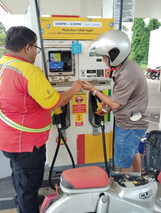 已签发 柔：BUDI 95 | 全面上路首日 油站职员忙讲解