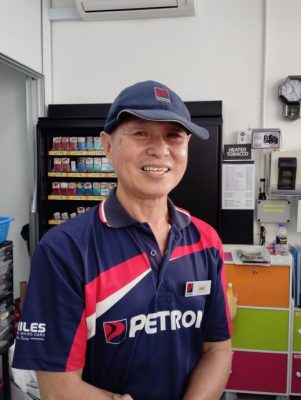 已签发 柔：BUDI 95 | 全面上路首日 油站职员忙讲解