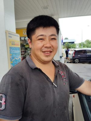 已签发 柔：BUDI 95 | 全面上路首日 油站职员忙讲解