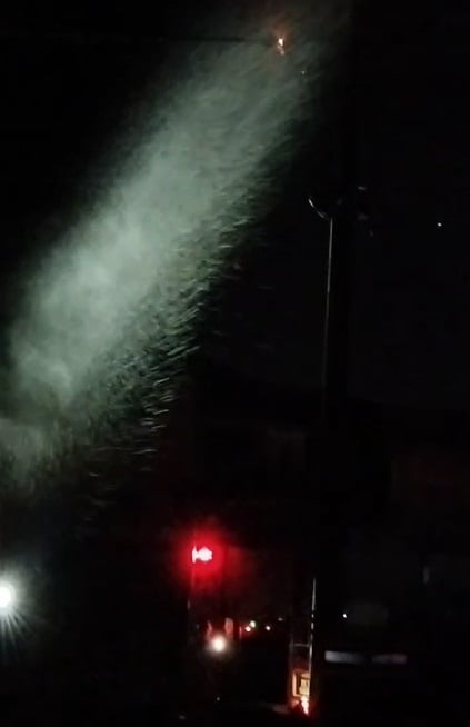 已签发 柔：不是国庆烟花秀，电线短路引起火花四溅