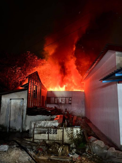 已签发 柔：半永久房屋起火无伤亡 1汽车6摩托车烧毁