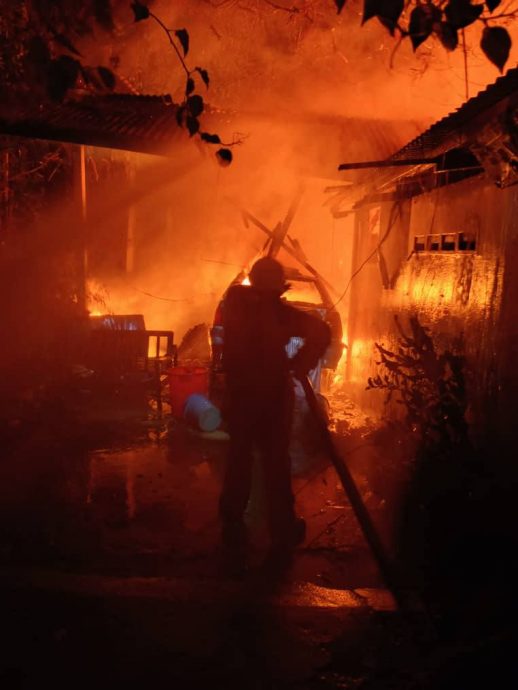 已签发 柔：半永久房屋起火无伤亡 1汽车6摩托车烧毁