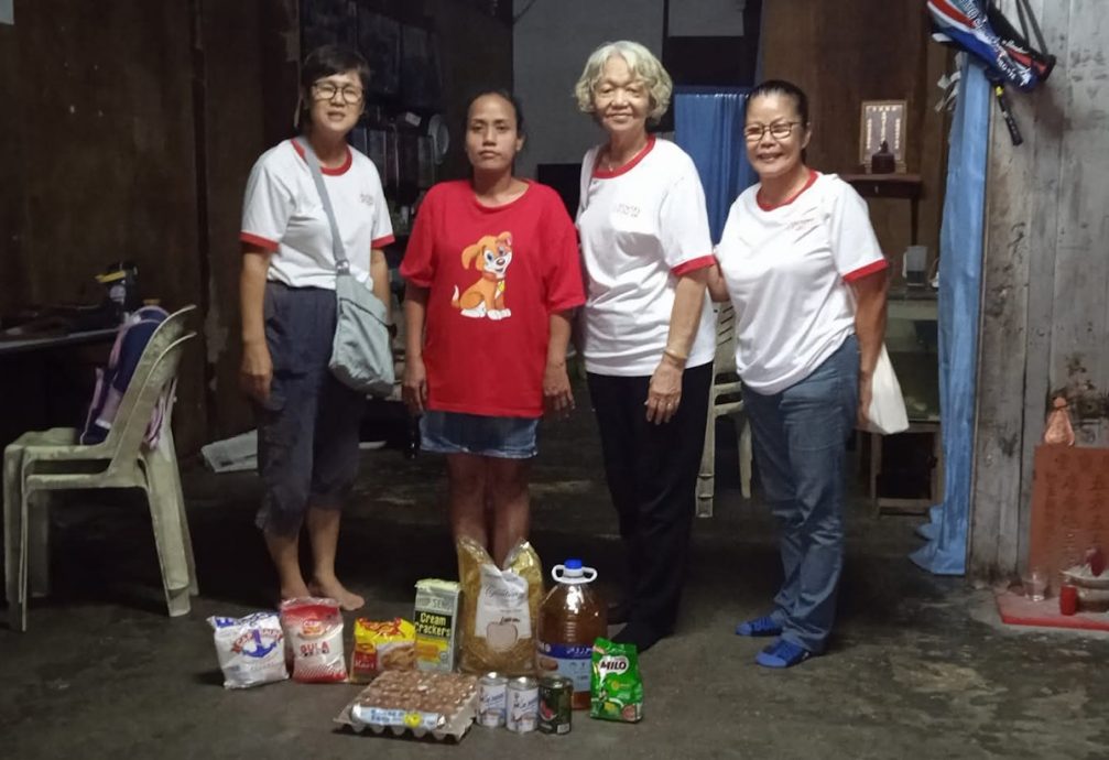 已签发 柔：封面：善心美事：锺水莲带资源返家乡助人