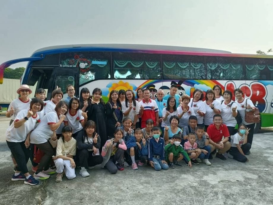 已签发 柔：封面：善心美事：锺水莲带资源返家乡助人