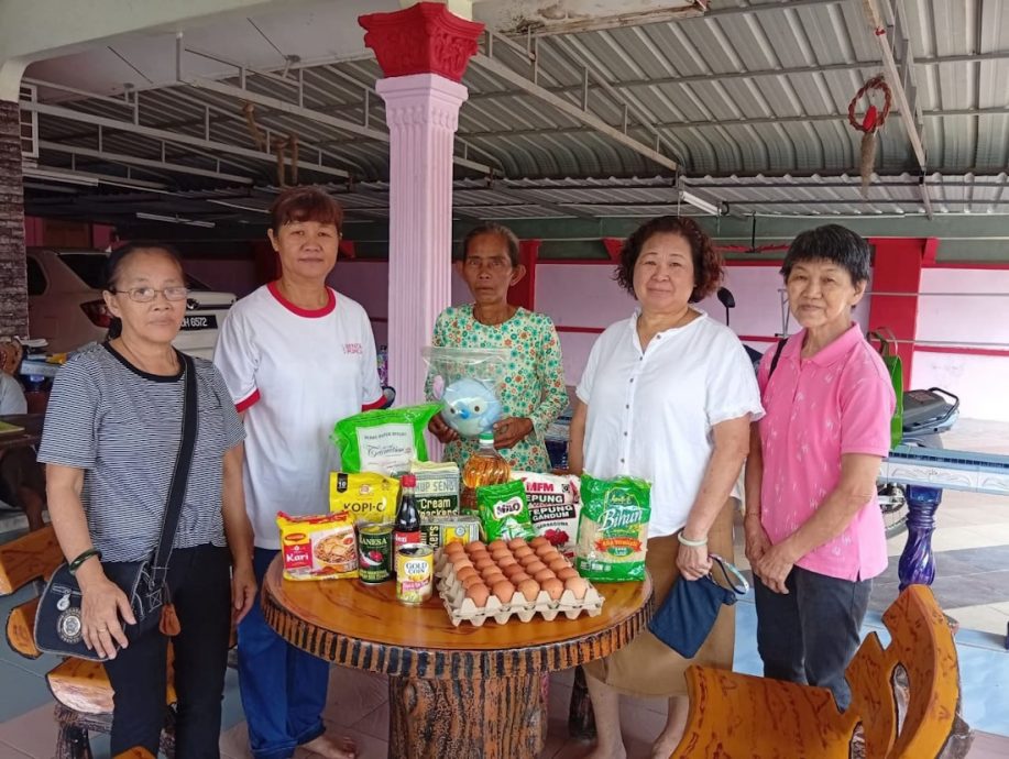 已签发 柔：封面：善心美事：锺水莲带资源返家乡助人