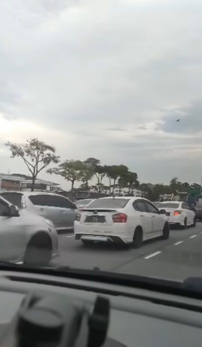 已签发 柔:新闻:罗里故障停路旁 骑士失控撞上当场惨死