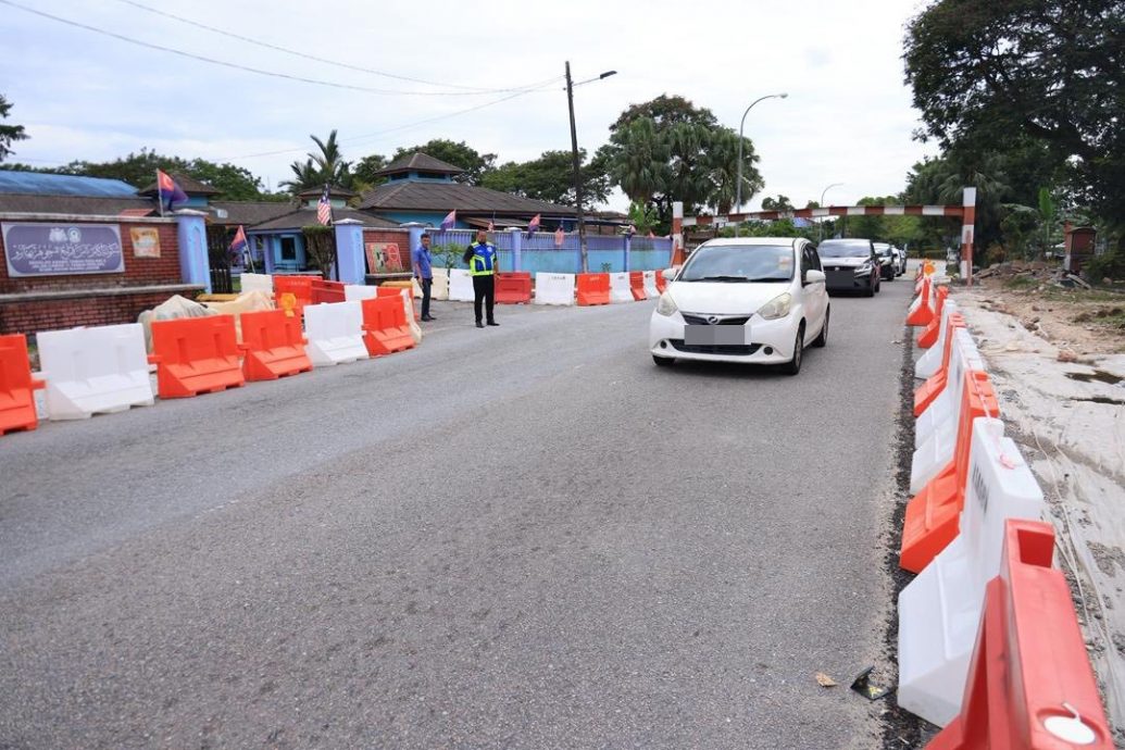 柏伶花园查吗路组屋车位不足，路边停满车市长实地考察