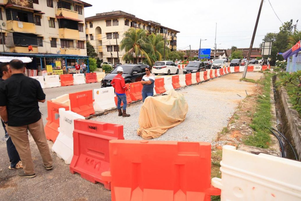 柏伶花园查吗路组屋车位不足，路边停满车市长实地考察