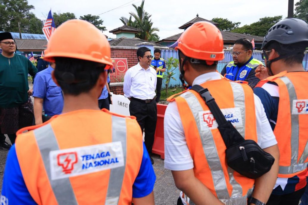 柏伶花园查吗路组屋车位不足，路边停满车市长实地考察