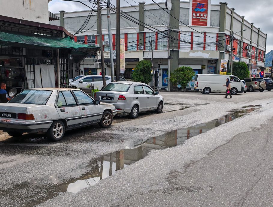 已签发 柔:民生特工队:路面出现溢水坑洞,清水流失逾1个月