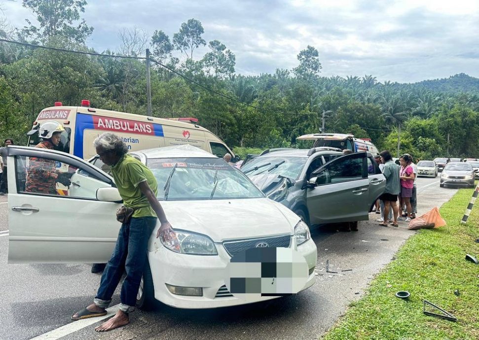 已签发 柔：版二头：一家三口遇车祸酿悲剧，母亲被夹毙，7岁女童轻伤