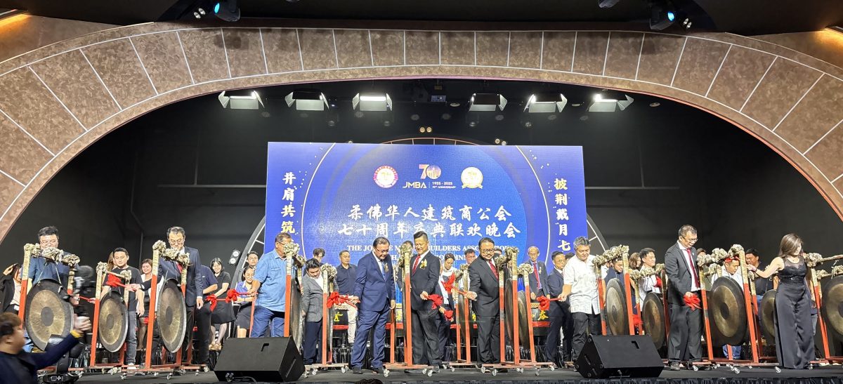 已签发 柔：版头之一：柔华建筑商公会庆70周年，表彰会员及历任会长