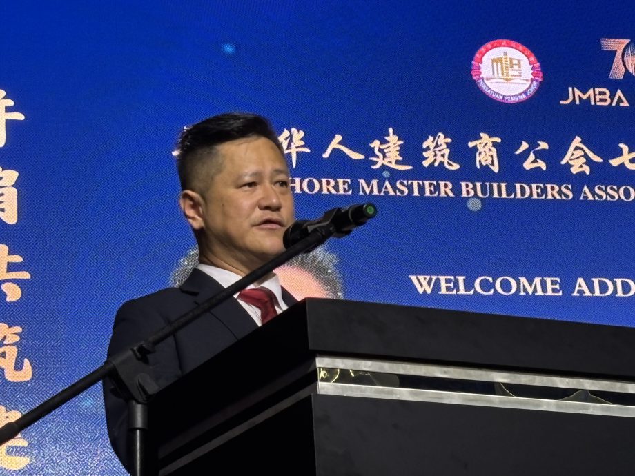 已签发 柔：版头之一：柔华建筑商公会庆70周年，表彰会员及历任会长